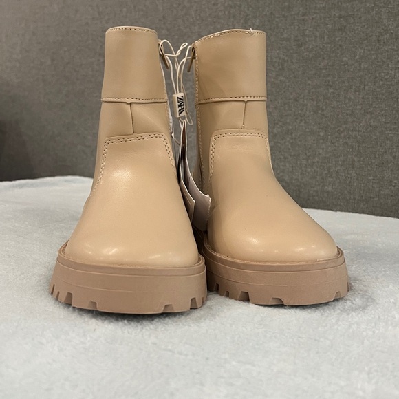 Zara Kids / toddler boots. Chunky external sole, side zipper. Beige / cream. 12 - Picture 3 of 12